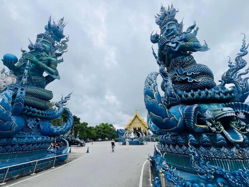 Chiang Mai: Chiang Rai Highlights in One Day - Getting There: The Morning Start at Thapae Gate