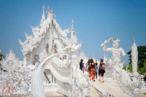 Chiang Mai: Chiang Rai Temples, Karen Tribe and Hot Springs - Getting Started: Pickup Time, Traffic, and Coach Comfort