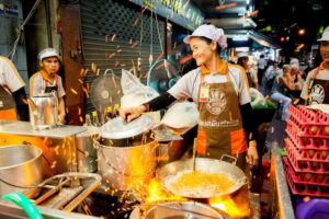 Chiang Mai: Evening Sightseeing and Local Food Guided Tour - Starting at Chiang Mai Gate Market: snacks that set the tone