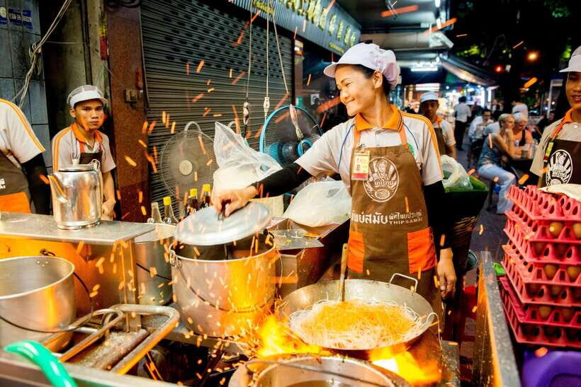 Chiang Mai: Evening Sightseeing and Local Food Guided Tour - Starting at Chiang Mai Gate Market: snacks that set the tone
