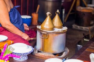 Chiang Mai Michelin Food Walking Tour with Professional Tour Guide - Lung Khajohn Wat Ket: a friendly warm-up with local snack energy