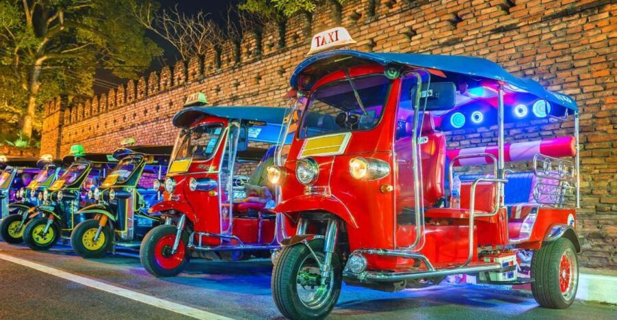 Chiang Mai: Temples and Street Food Night Tour by Tuk Tuk - Wat Phra Singh Woramahawihan: A Gold Temple Pause in the Middle of Town