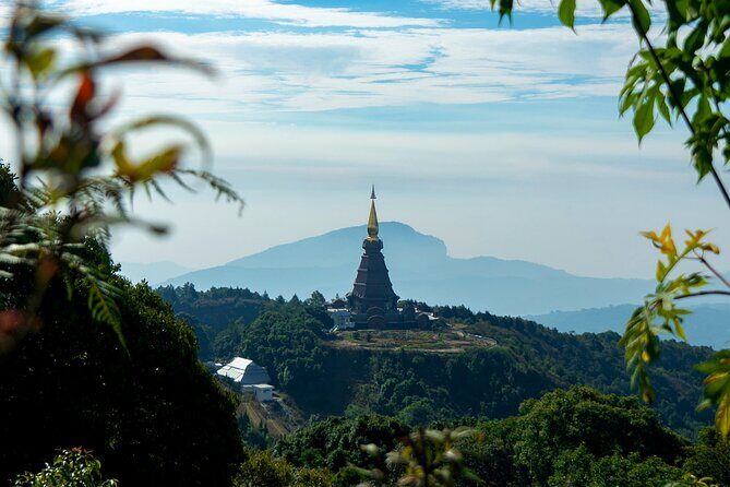 Full-Day Doi Inthanon National Park Tour with Trek and Pagodas - The day schedule: early start, tight stops, and small-group comfort