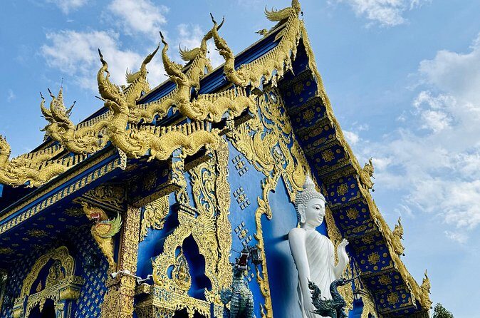 Visit Chiang Rai Temples and Lalitta Cafe from Chiang Mai - Wat Rong Suea Ten (Blue Temple): color that turns magical in daylight